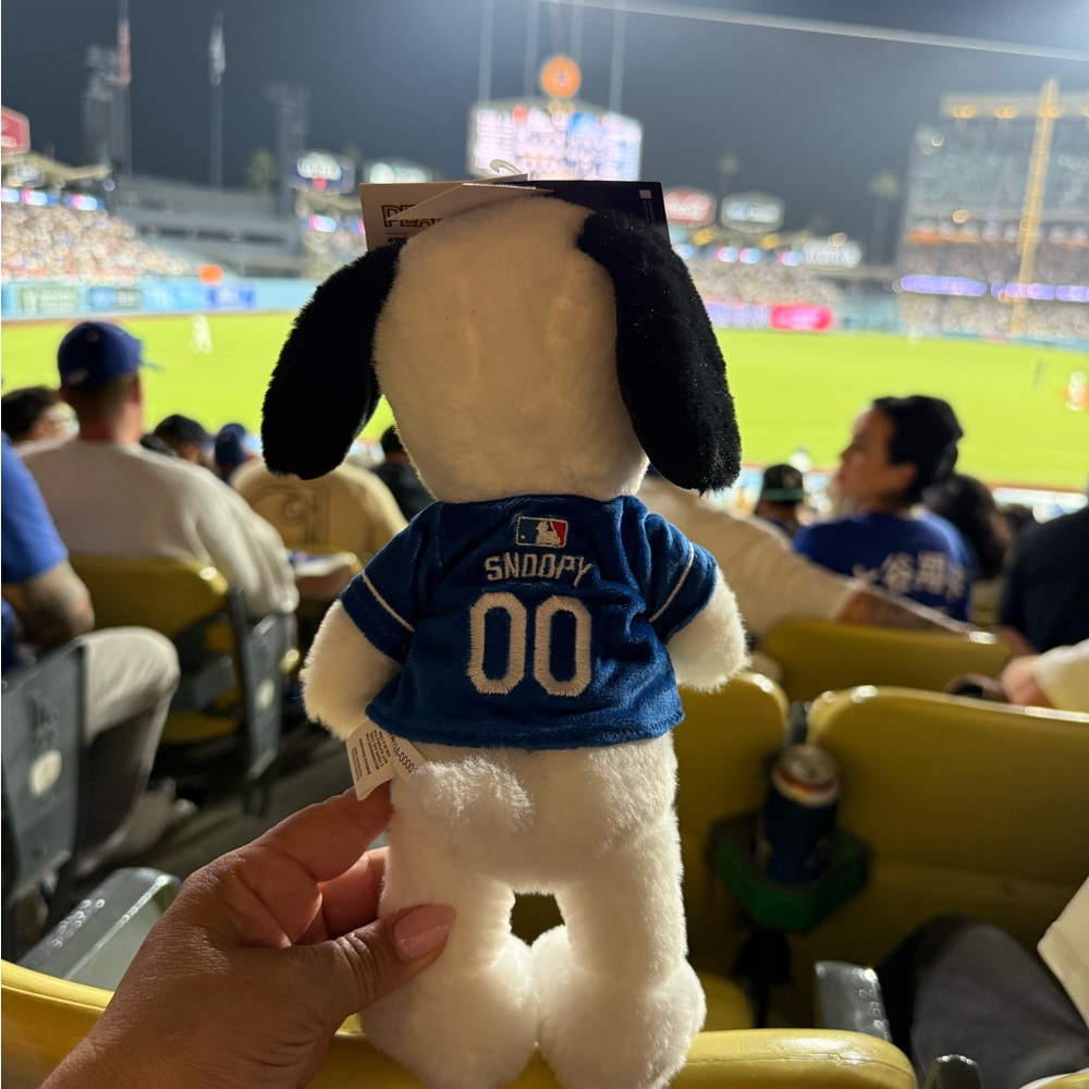 LA Dodgers & pPeanuts Collab Snoopy Plush w Jersey